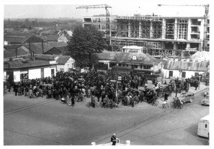 Grève SNCF du 18 avril 1957, place de la gare à Amiens