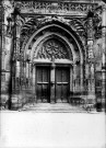 Eglise Saint-Antoine à Compiègne, vue de détail : le portail sculpté