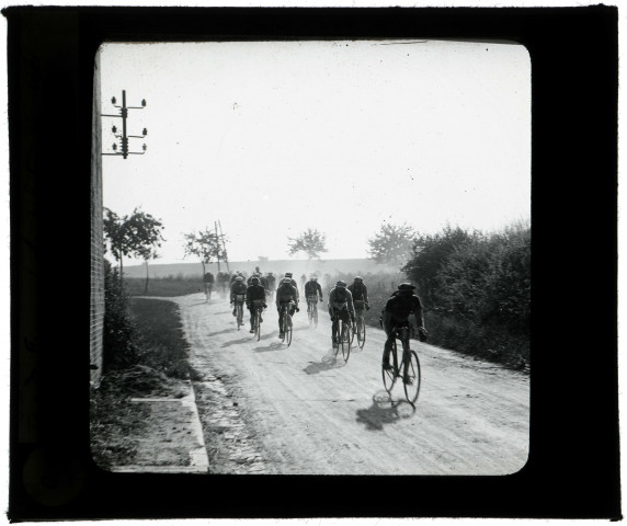 1913. Tour de France. Le peloton de tête à Boves