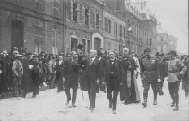 Visite officielle de Raymond Poincaré en 1919 : le président de la république salue la foule, suivi du cortège officiel composé de l'évêque d'Amiens et du maire, M. Duchaussoy