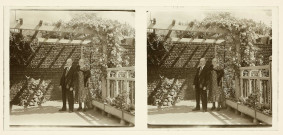 Amiens (Somme). Le photographe et sa femme dans le jardin de leur maison