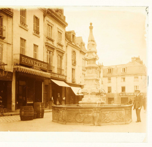 Tours. Fontaine renaissance