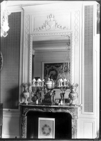 Château d'Hénencourt : le trumeau et le miroir au dessus de la cheminée d'un salon