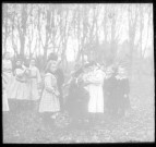 Portrait d'un groupe d'élèves jouant dans un bois