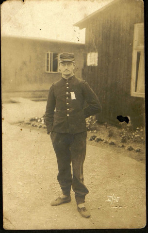 Omer Dagmey devant un baraquement du camp de prisonniers de guerre de Quedlinburg