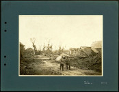 Curlu (Somme). Deux soldats français dans la rue principale du village complètement détruit par les combats