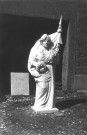 Barleux. Guerre 1914-1918. La statue du monument aux morts avant sa pose