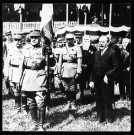 Le maréchal Foch remet un drapeau aux anciens combattants le 10 juillet 1921 à l'hippodrome d'Amiens. A droite, en jaquette, Barthou, ministre de la Guerre