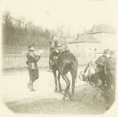 Manoeuvres militaires de Picardie du 2e Corps d'Armée : un officier à cheval prend des informations lors d'une halte des troupes dans un village