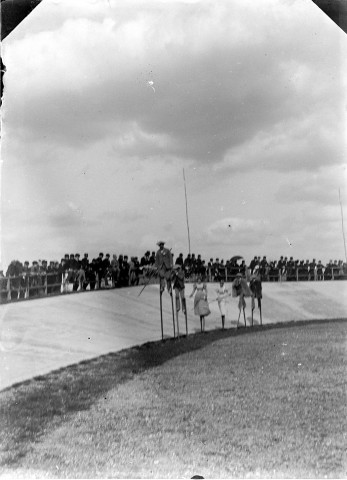 Spectacle donné par la troupe de Sylvain DORNON à Amiens le 10 mai 1897 au vélodrome du Boulevard Châteaudun à Amiens : une course d'échasses