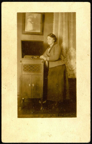 Portrait de Florence Flintham près d'un phonographe