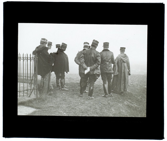 Manoeuvres du 13 novembre 1902 - l'état-major au monument de Pont-Noyelles
