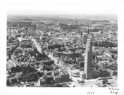 Amiens. Vue aérienne de la ville depuis la tour Perret dans l'axe de la rue des Trois Cailloux, la cathédrale