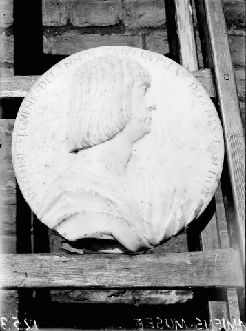 Musée de Picardie. Médaillon en marbre blanc à l'effigie d'Antoine Delannoy