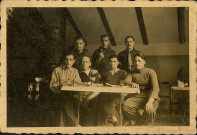 Prisonniers de guerre dans un baraquement du Stalag VIII-C. Louis Delignières est assis (deuxième en partant de la droite)