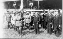 Journée des croix-de-guerre 1914-1918. La cérémonie de remise de drapeaux, aux anciens combattants, par le Maréchal-Foch