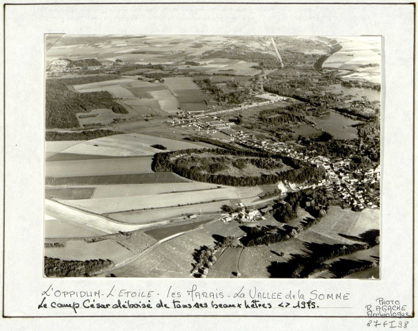 L'Etoile (Somme). Vue aérienne de l'oppidum, datant de 500 ans avant J.C., des marais et de la vallée de la Somme