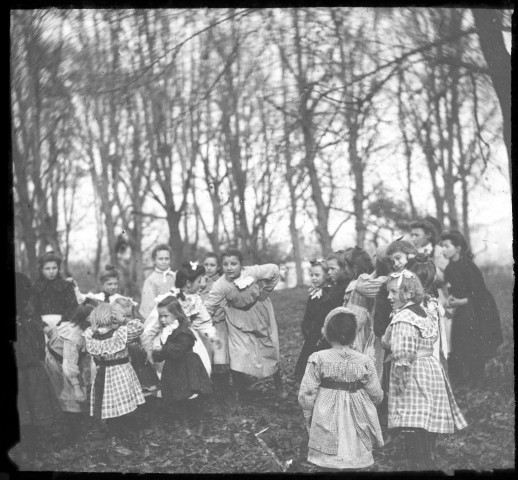 Un groupe d'élèves jouant dans un bois