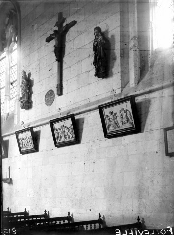 Eglise, vue intérieure : les statues figurant le Christ, la Vierge à l'enfant