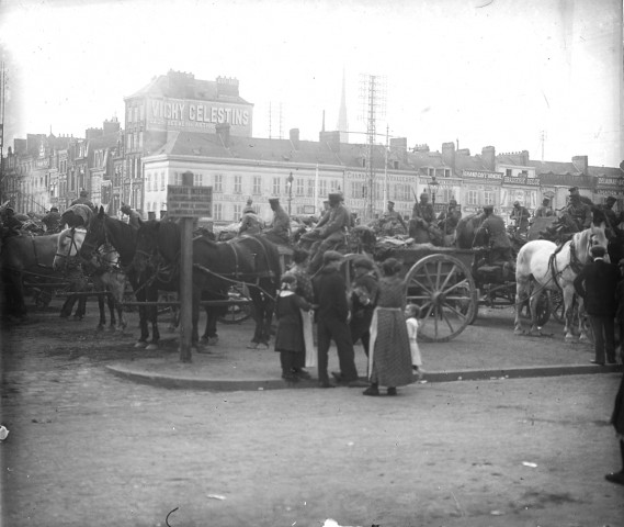 Fin août-début septembre 1914, militaires allemands défilant à Amiens (esplanade de la gare) : les charrettes de matériel