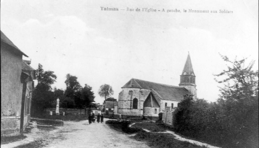 Talmas. Rue de l'église, à gauche le monument aux soldats