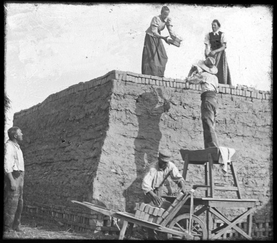 Les briquetiers réalisant une construction de terre et de briques