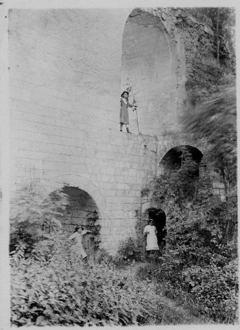 Château de Picquigny : trois jeunes filles dans les ruines