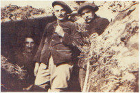 Environs de Metzeral (Haut-Rhin). Trois mitrailleurs du 23 Bataillon de Chasseurs à pied dans leur tranchée, dont Rosin Roux (au centre)
