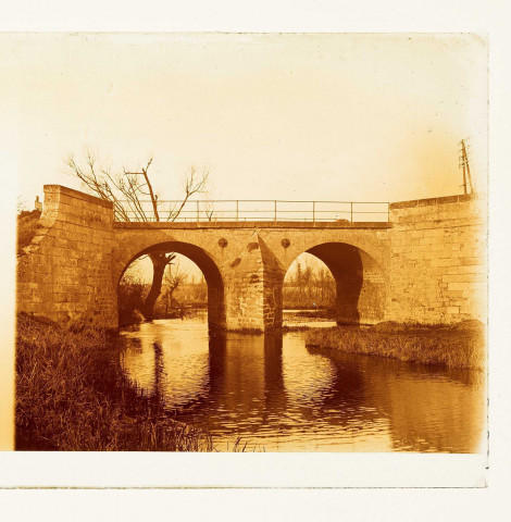 Amiens (Somme). Vieux pont sur l'Âvre
