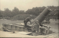Mailly-le-Camp. Mortier de 370 mm, deux soldats ajustent le tir