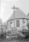 Eglise, vue extérieure : le chevet et la croix du cimetière