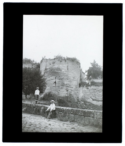 [Excursion photographique du 14 juillet 1901. Deux garçons sur un muret en pierre à l'intérieur du château de Coucy]