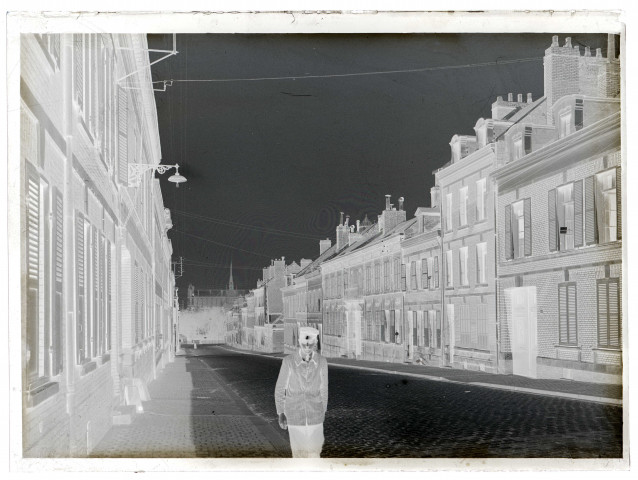 Un homme dans la rue Saint-Fuscien à Amiens