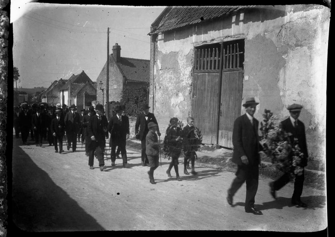 Un enterrement dans un village de la Somme