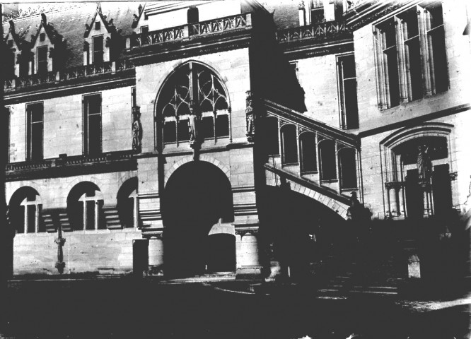 Pierrefonds (Oise). Château de Pierrefonds, la cour d'Honneur et l'escalier de la garnison