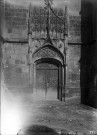Eglise de Caix, vue de détail : la porte du clocher