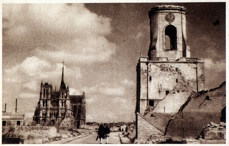 Le Beffroi (au premier plan) a beaucoup souffert de la guerre - La magnifique Cathédrale est intacte