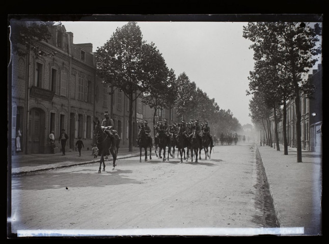 Revue trompettes chasseurs à cheval - boulevard Thiers - avril 1897