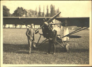 Aérodrome de Dury. Robert Gourveneur et un autre homme posant devant un avion Potez