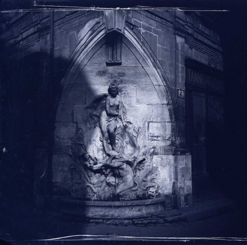 Beauvais. Fontaine des Amis des Arts, dite de la Vénus Naissante, rue de la Frette à Beauvais . A droite s trouve une tannerie