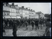 Défilé militaire. Passage des troupes devant la buvette de la gare à Amiens