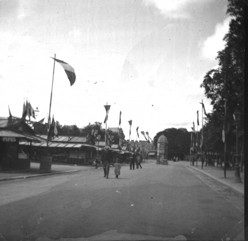 Rue dans une ville avec ses commerces