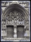 Mailly-Maillet (Somme). Eglise Saint-Pierre ;détail scuplté de la façade principale