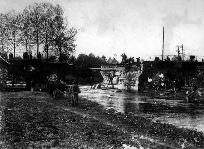 Guerre 1914-1918. Le pont de chemin de fer en cours de reconstruction