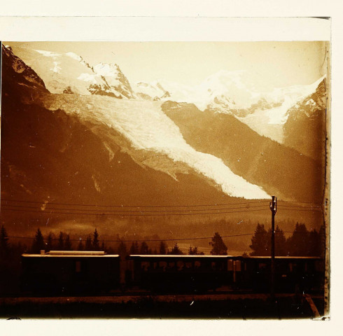 Les Bossons (Haute-Savoie). Glacier et train de 6 heures du matin