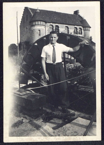 Un homme posant devant le moulin de la ferme du Moulin du Chapitre à Gerberoy