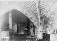 Amiens, 6 rue des Orfèvres, cave voûtée de Madame Bézeaux (marchande de couronnes) : voussures, pilier, escalier (XIIIe siècle)