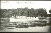 Long (Somme). L'Arrivée du bateau "Beauvallon" transportant les ouvriers de Saint Frères de L'Etoile à Long, vers 1910