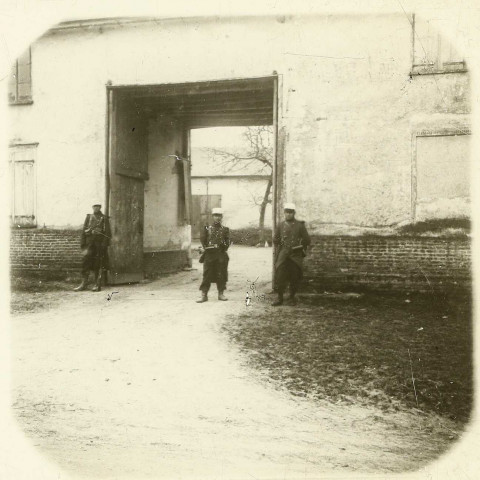 Manoeuvres militaires de Picardie du 2e Corps d'Armée : soldats postés à l'entrée d'une ferme picarde