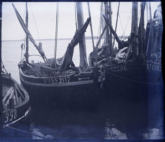 Le Crotoy (Somme). Bateaux de pêche à quai